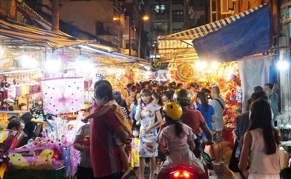 Glowing lanterns signal start of Mid-Autumn Festival in HCM City